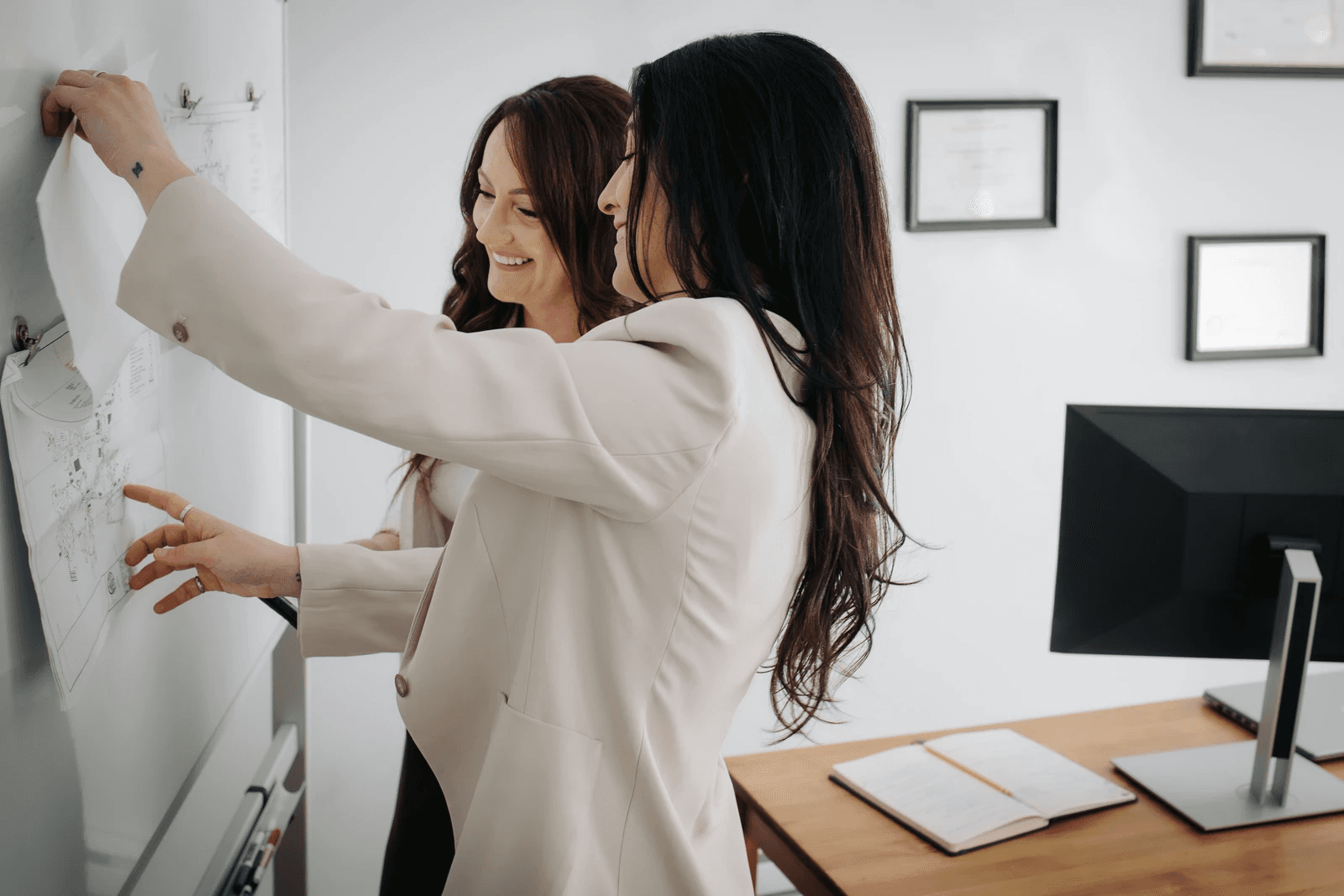 Les deux coprésidentes d’InnovAS Global examinant un schéma d’opérations au tableau blanc de leur bureau