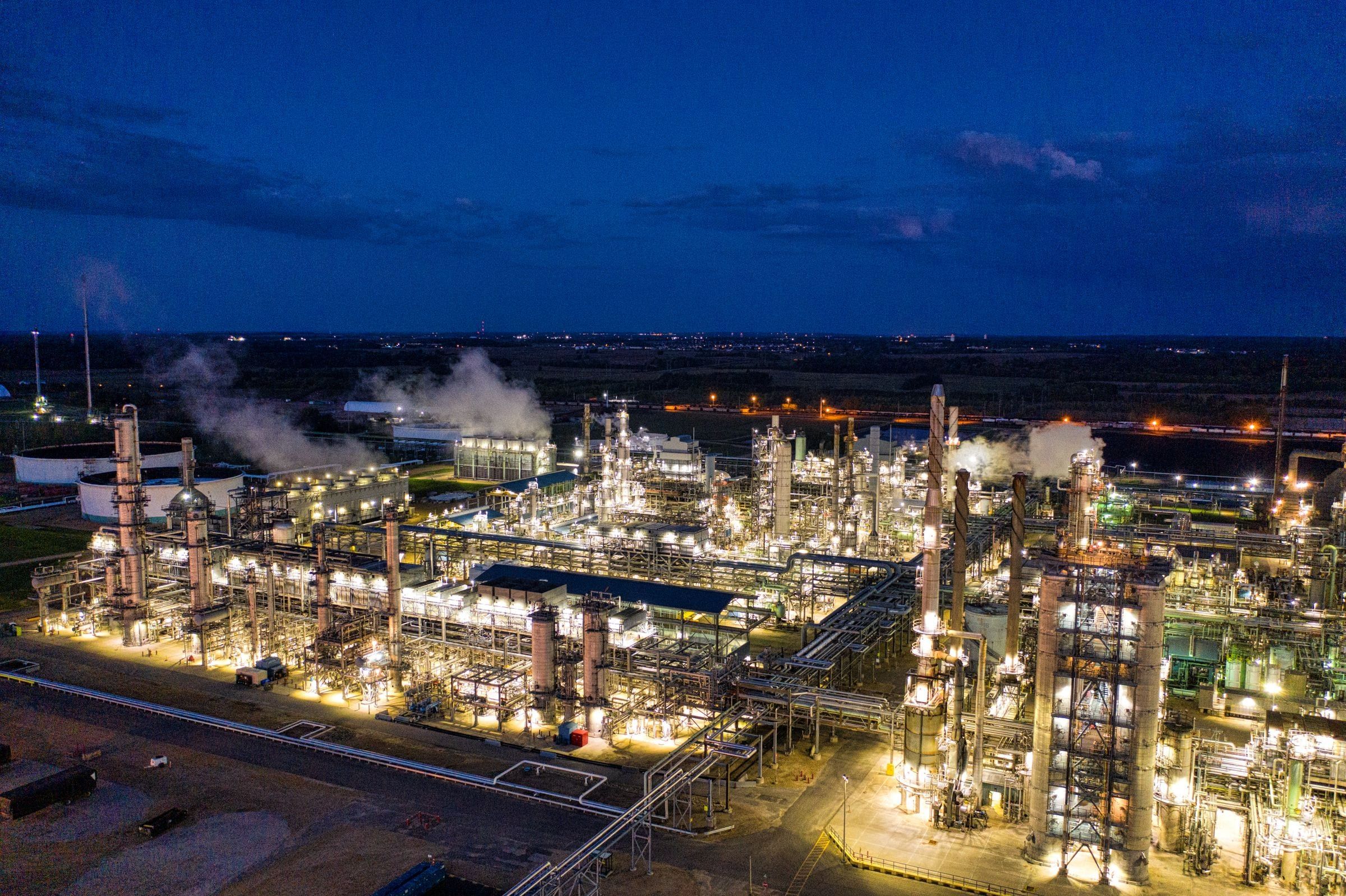 Vue aérienne d’une installation industrielle illuminée la nuit