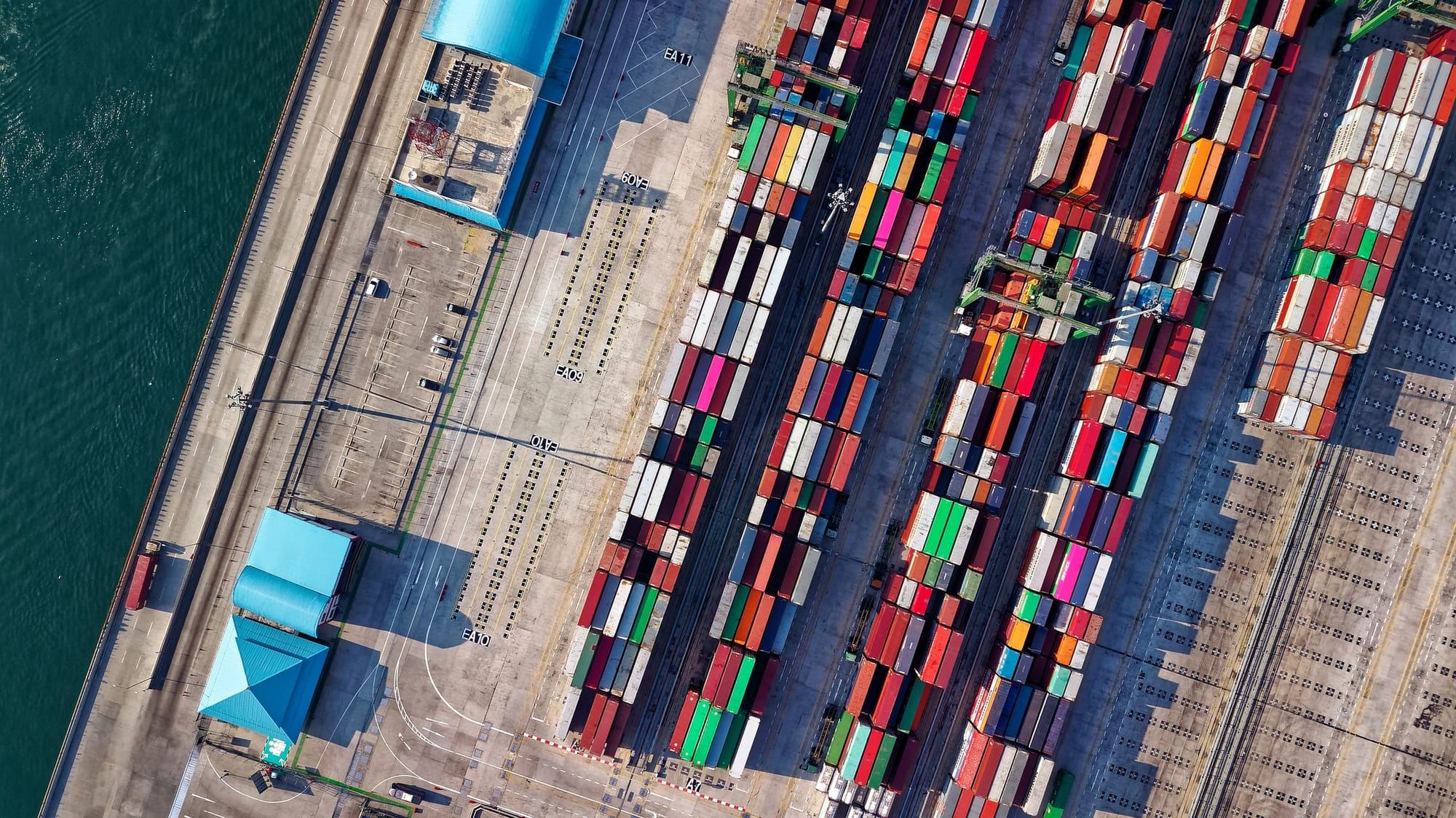 Vue aérienne d’un terminal à conteneurs en activité